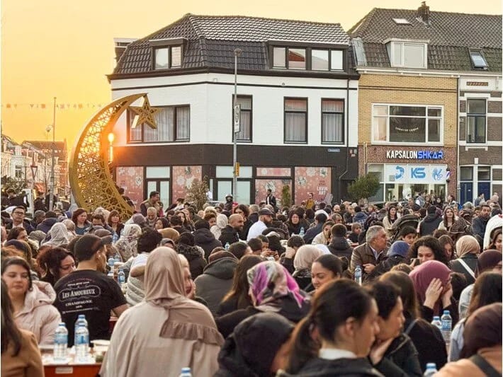 Hollandiyada küçə iftarına 1600 nəfər qatılıb