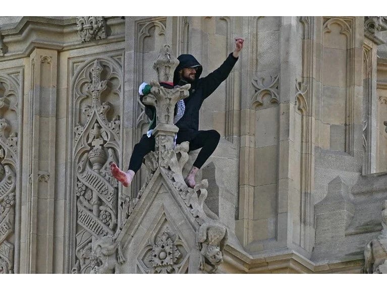 Londonda etiraz aksiyası: Fələstinlilər öz bayraqları ilə Big Ben qülləsinə qalxdılar