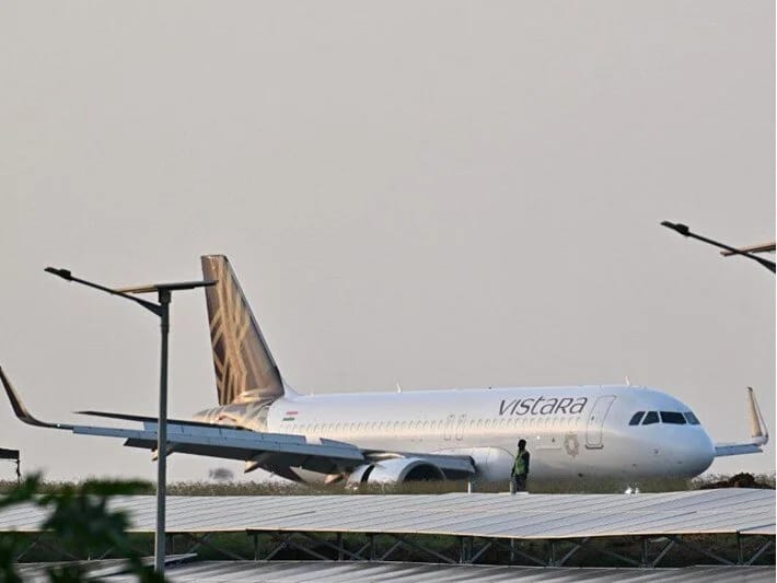 Təyyarənin tualetində bomba təhlükəsi yazılan qeyd tapılıb