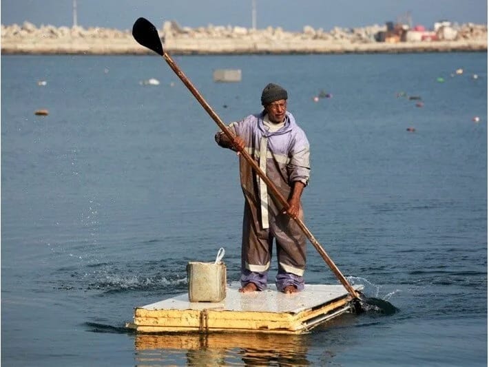 Qəzzalı balıqçı soyuducunun qapısından sal düzəldib