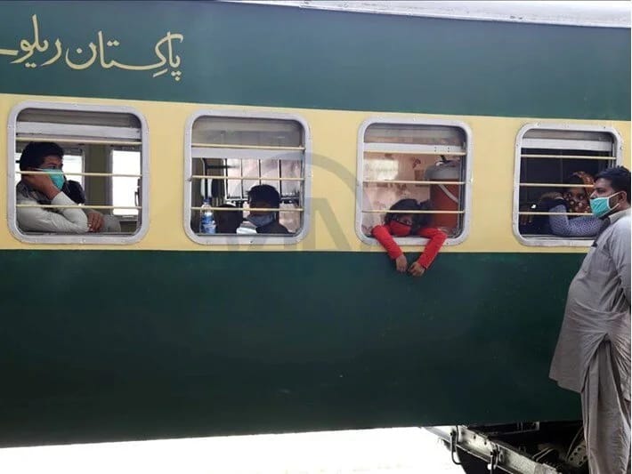 Pakistanda qatara hücum: 450 sərnişin girov götürülüb