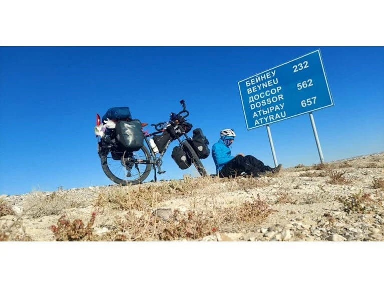 42 yaşlı velosipedçi dünyanı gəzir: Xatirələrini kitaba yığdı