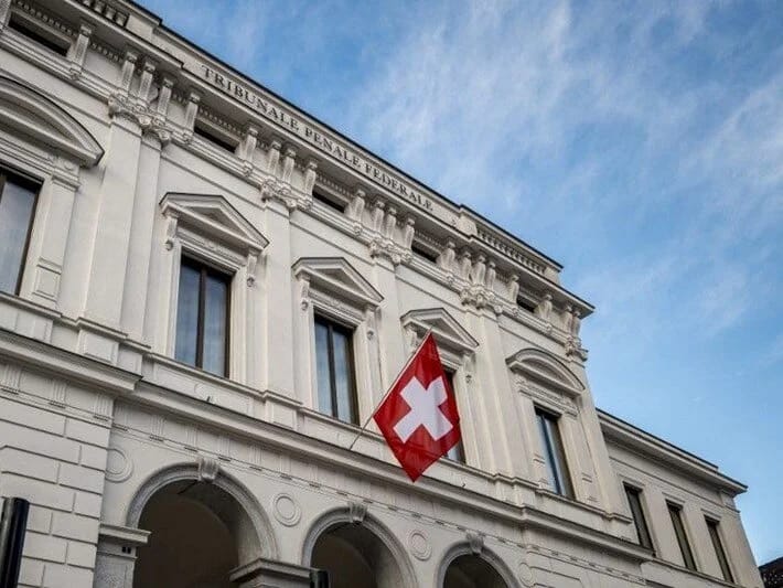 İsveçrədə siyasətçiyə su tapançası cəzası: Uşaqlara hədiyyə almışdı 