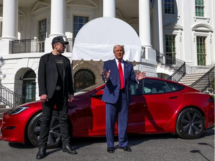 Trampdan Maska dəstək: Tesla aldı 