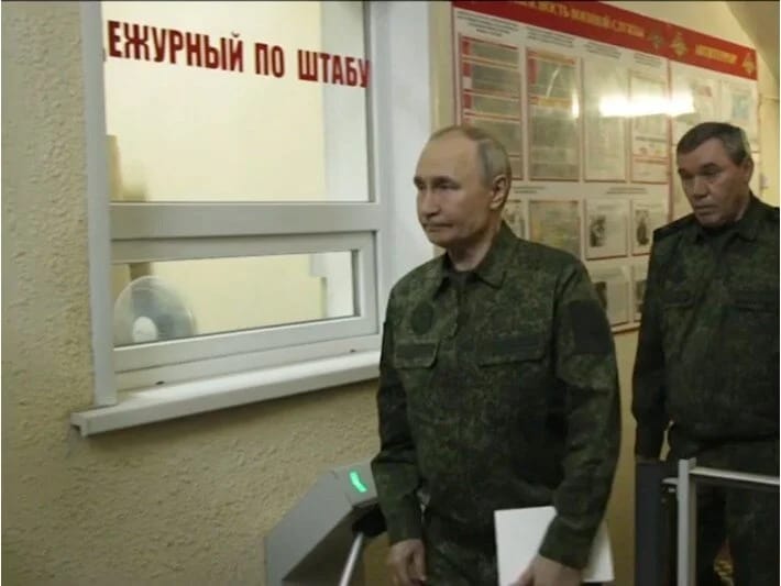 Putin hərbi forma geyinərək Kurska gedib