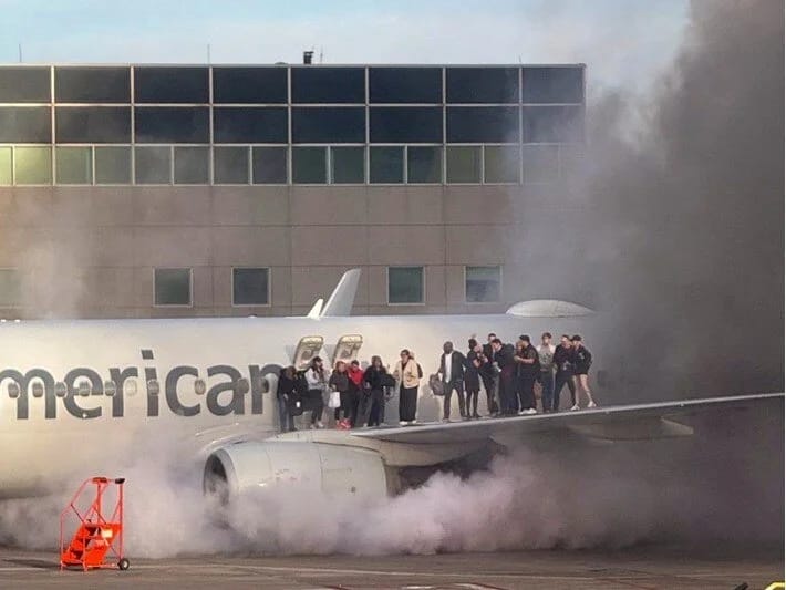 ABŞ-da sərnişin təyyarəsi eniş etdikdən sonra yanıb
