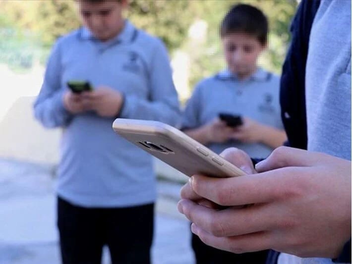 İsveçdən nümunəvi qərar: Məktəblərdə smartfonlar qadağandır