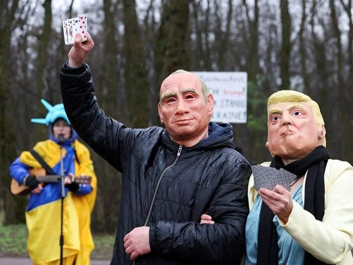 Ukraynalılar ABŞ səfirliyi qarşısında Trampa etiraz ediblər