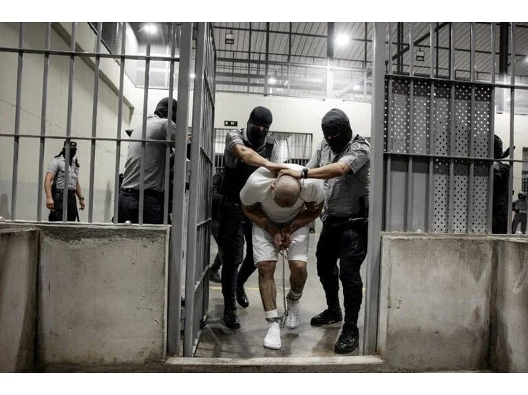 Yer üzündə cəhənnəm: Tramp qərara qarşı çıxır, miqrantlar El Salvadorda