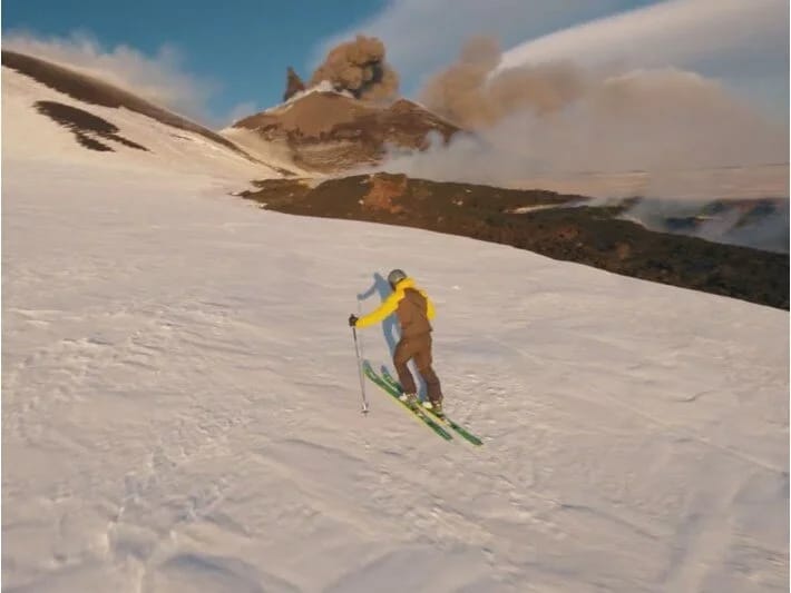 Etna dağı püskürdü: Lava arasında xizək sürdü