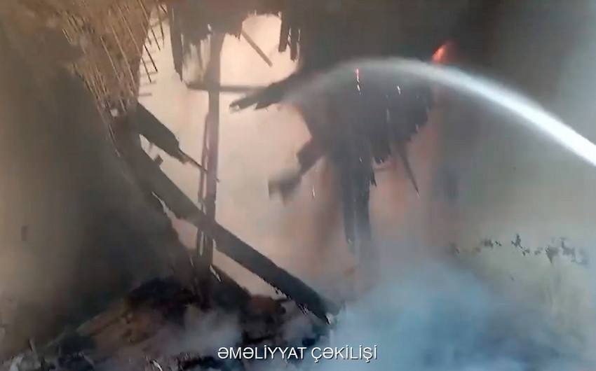 Ucarda içərisində 17 ədəd soyuducu olan ərzaq mağazası yanıb