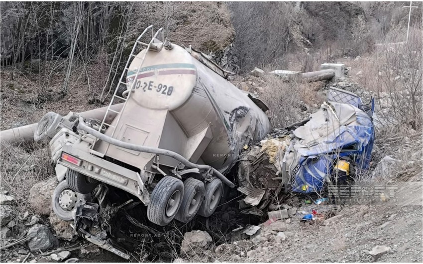 Kəlbəcərdə yük avtomobili dərəyə aşıb, ölənlər və xəsarət alan var