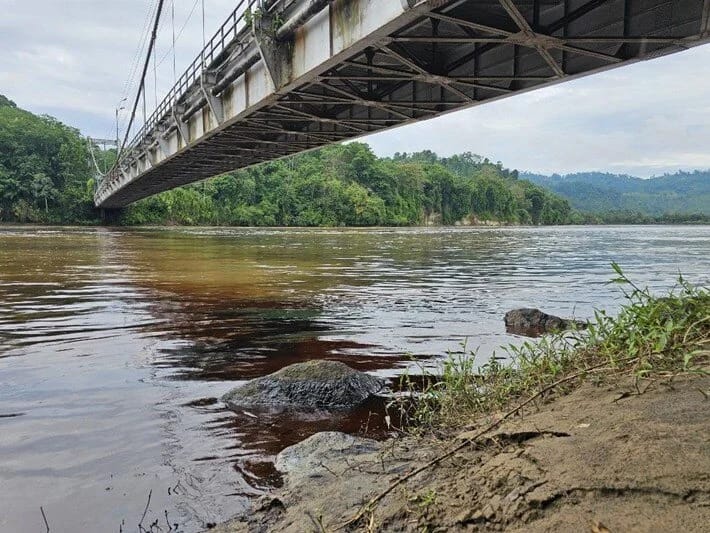 Çay qara axır! Kəmər partladı, neft suya töküldü