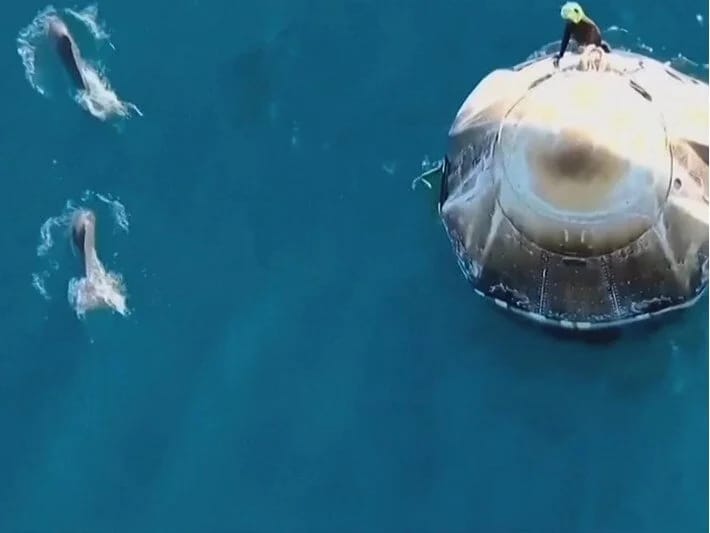 Delfin sürüsü NASA astronavtlarını qarşıladı