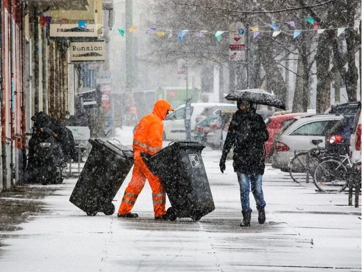Berlin küçələri zibil yığınları ilə doludur