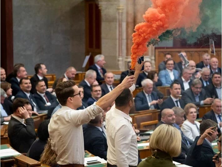 Macarıstan parlamentində rəngli etiraz aksiyası