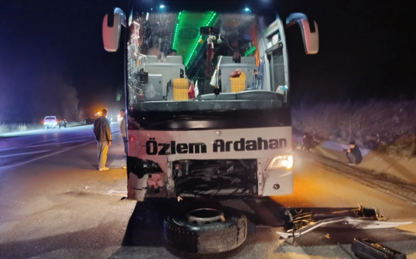 Türkiyədə sərnişin avtobusu ilə minik avtomobili toqquşub, xəsarət alanlar var