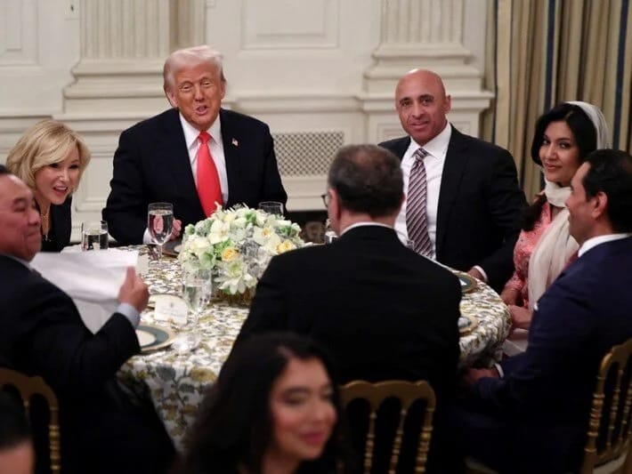 Tramp Ağ Evdə iftar verib