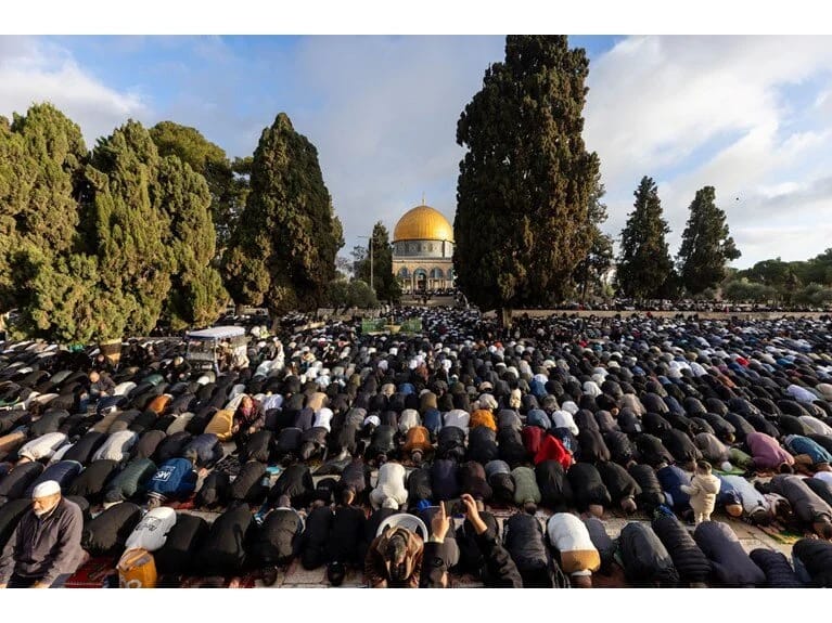 120 min fələstinli Əl-Əqsa məscidində namaza qatılıb