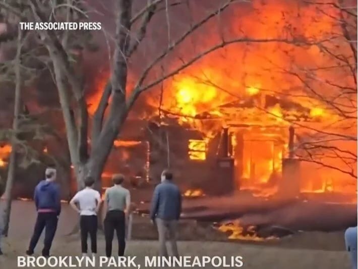 ABŞ-da təyyarə evin üzərinə düşdü