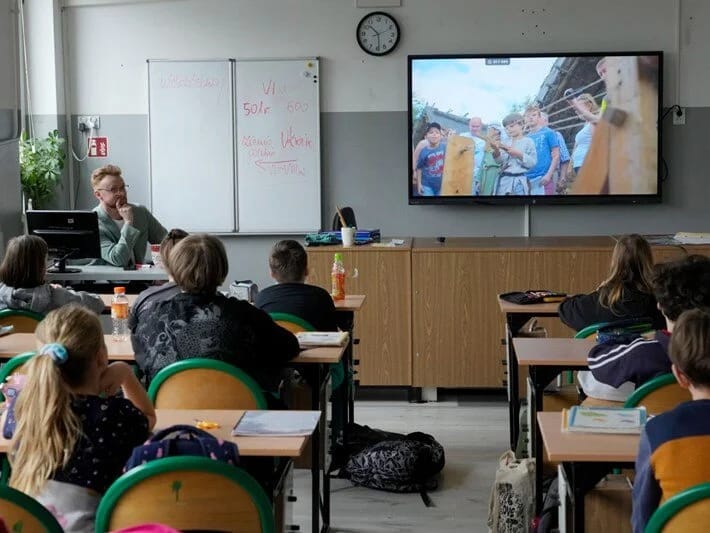 WhatsApp qrupunda məktəb rəhbərliyini tənqid edən valideynlər saxlanılıb