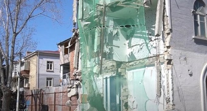 “Mahal“ MMC tikinti şirkəti sakinlər evdə olarkən mənzilləri sökür? - VİDEO