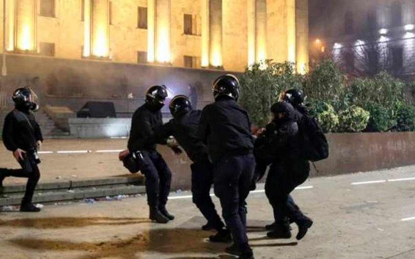 Tbilisidə etiraz aksiyası zamanı polis avtomobilini zədələyən Rusiya vətəndaşı saxlanılıb