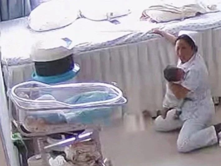 Çində tibb bacılarının körpələri zəlzələdən qorumağa çalışdığı anlar kameralara düşüb