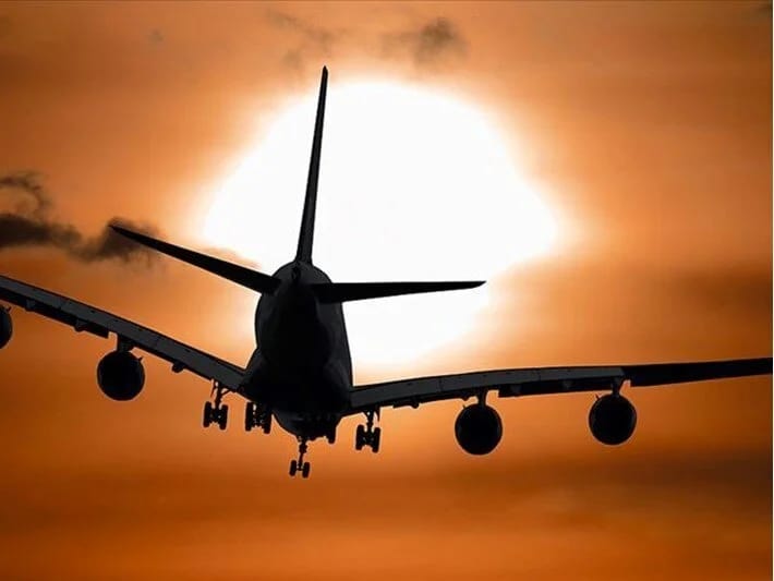 Okean üzərində çaxnaşma: Bir sərnişin təyyarənin qapısını açmağa çalışdı