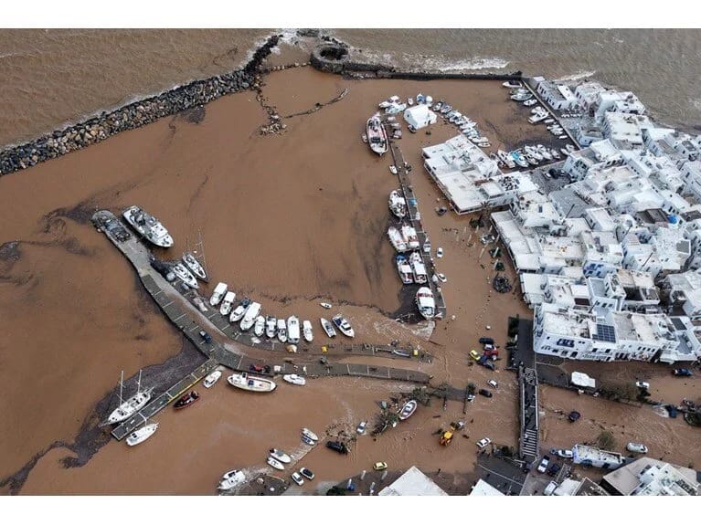 Güclü yağış Yunan adalarını vurdu: Sel avtomobilləri apardı