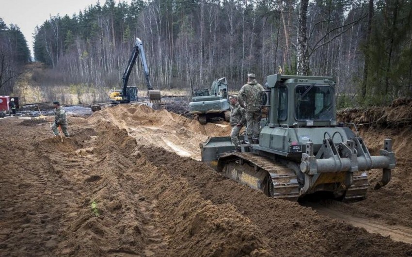 Amerikalı hərbçilər Litvada maşını bataqlıqdan çıxarmağa çalışarkən həlak olublar