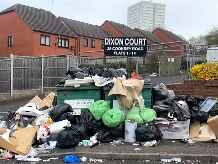 İşçilər tətilə çıxıb, küçələrə tonlarla zibil yığılıb