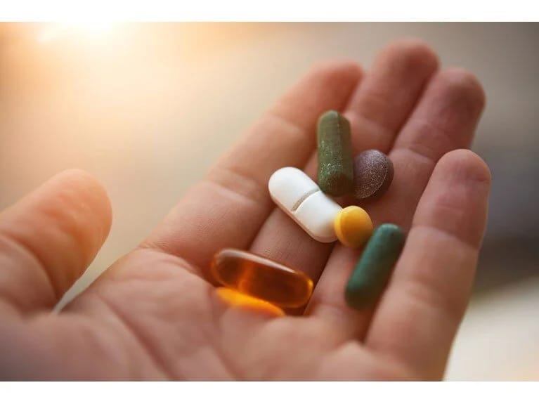ABŞ həkimi xəbərdarlıq edir: Heç vaxt qəbul etməməli olduğunuz 3 vitamin əlavəsi