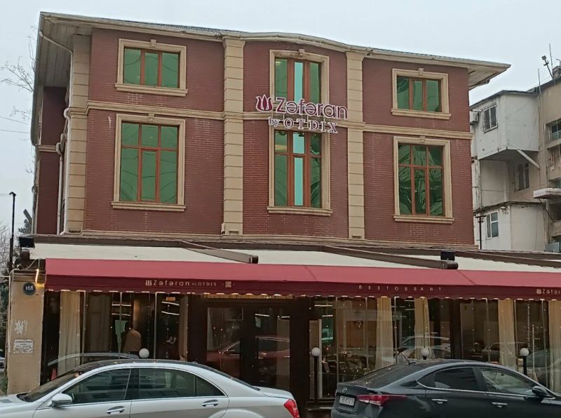 Sakinləri aldadıb, binanın həyətində restoran tikdilər: 