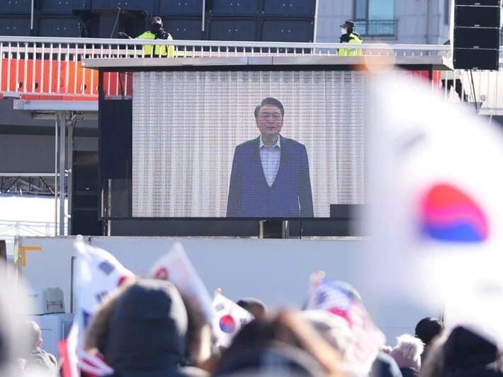 İşdən çıxarılan prezident ictimaiyyətdən üzr istəyib: Gözləntilərinizi doğrulda bilmədim