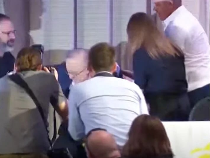 Avstraliyanın Baş naziri səhnədən düşdü: Suallardan yayındı