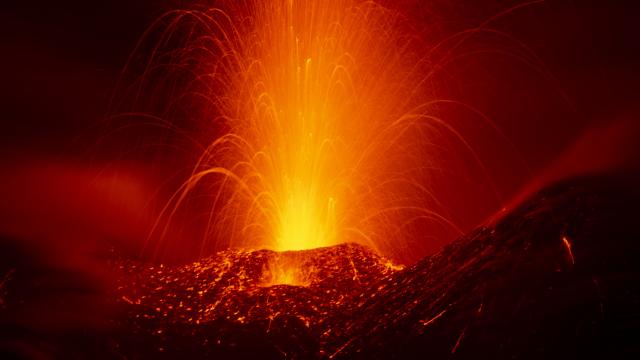 İtaliyada Etna dağı kül və lava püskürdü