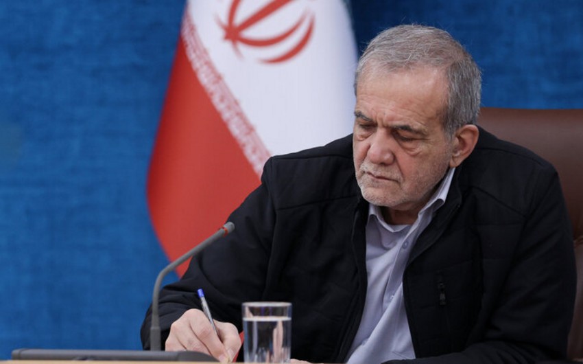 Məsud Pezeşkian köməkçisini lüks səyahətə getdiyi üçün işdən çıxardı