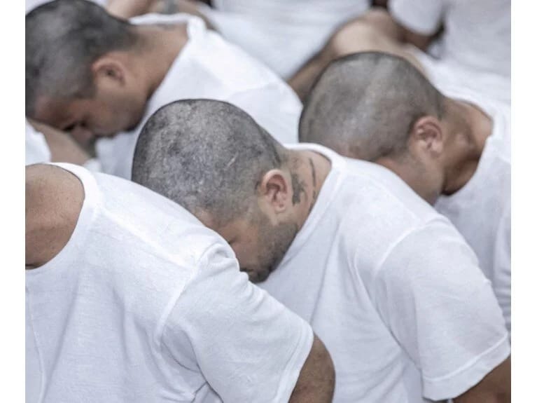 İtkin düşən qardaşını şəkildə tapdı: Onu boynundakı döymədən tanıyıb