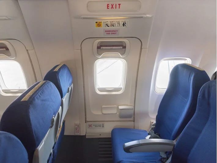 Malayziyada sərnişin təyyarənin təcili çıxış qapısını açmağa çalışıb