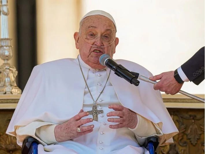 2 həftə əvvəl evə buraxılan Papadan sürpriz: Vatikanda xalqı salamladı 