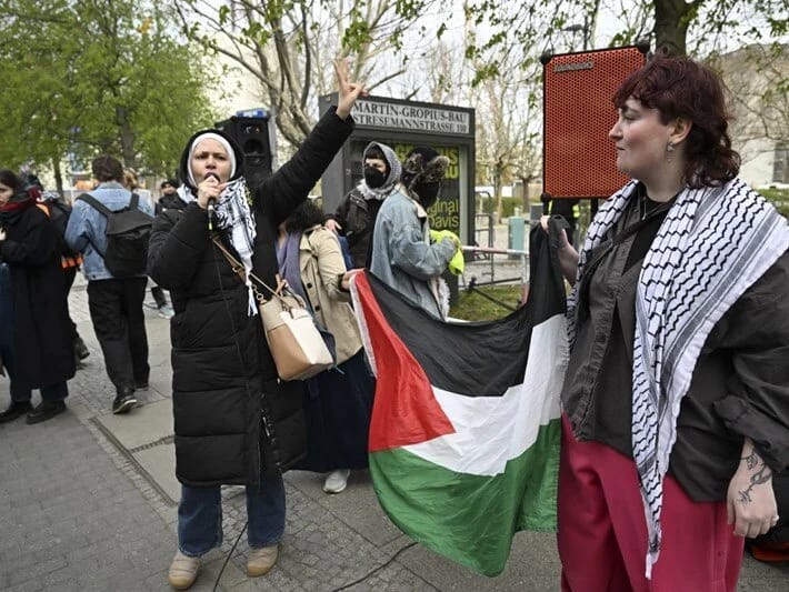Berlində etiraz aksiyası: Fələstinə dəstək verən etirazçılar deportasiya edilə bilməz