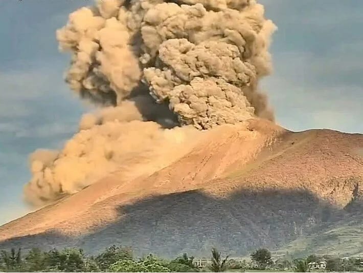 Kanlaon vulkanı püskürüb, ərazidə yanğın başlayıb