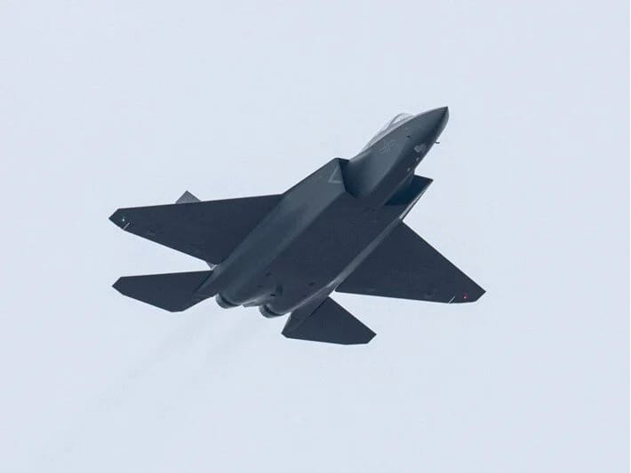 Çin yarışa qoşulur: Altıncı nəsil döyüş təyyarəsi göründü