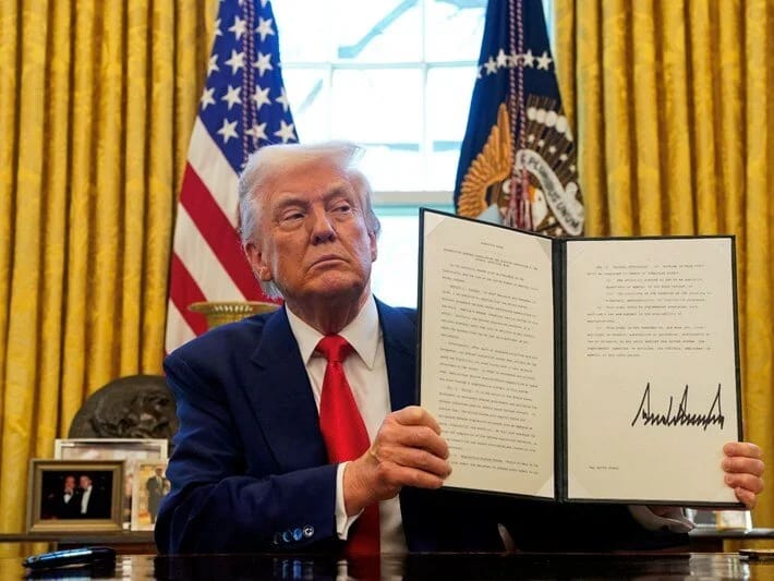 Trampdan yeni fərmanlar: Bu dəfə o, tənqidçilərini hədəfə alıb 