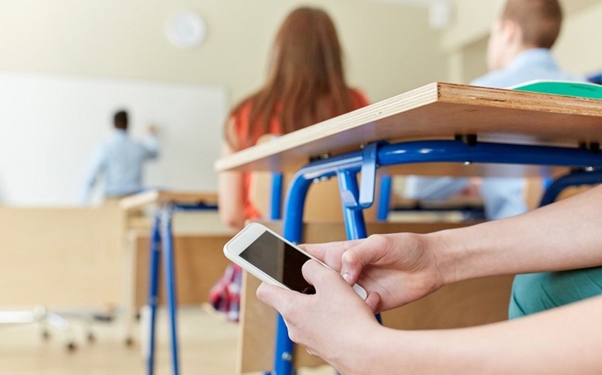 Fransada məktəblilərə mobil telefondan istifadə qadağan edilib