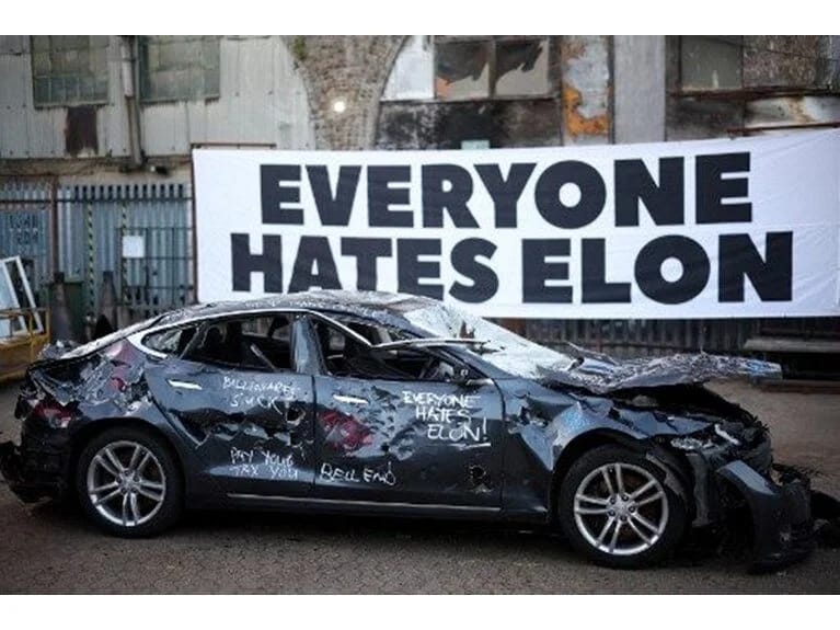 Londonda sənət layihəsi: Tesla avtomobilini sındırmaqla Maskdan qəzəbini çıxardılar
