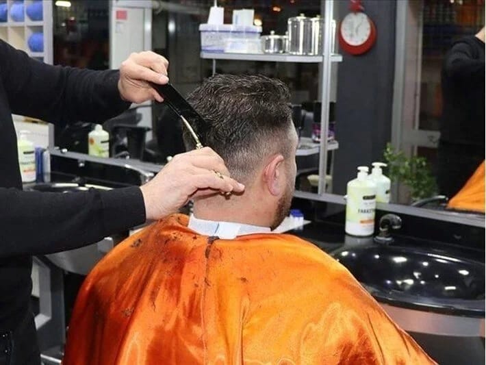 İngiltərədə bərbərlərə basqın: Yüzlərlə mağaza çirkli pulların yuyulmasında ittiham olunur