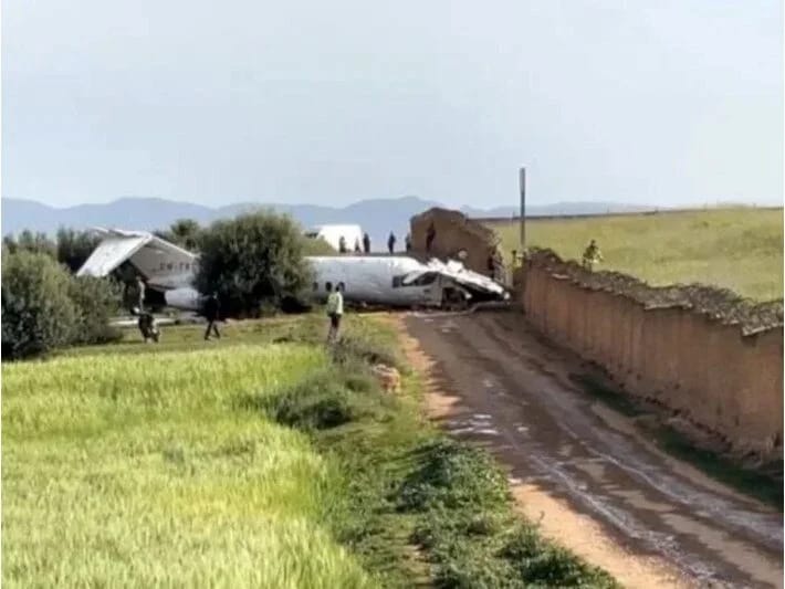 Təyyarə uçuş-enmə zolağından çıxdı və divara çırpıldı