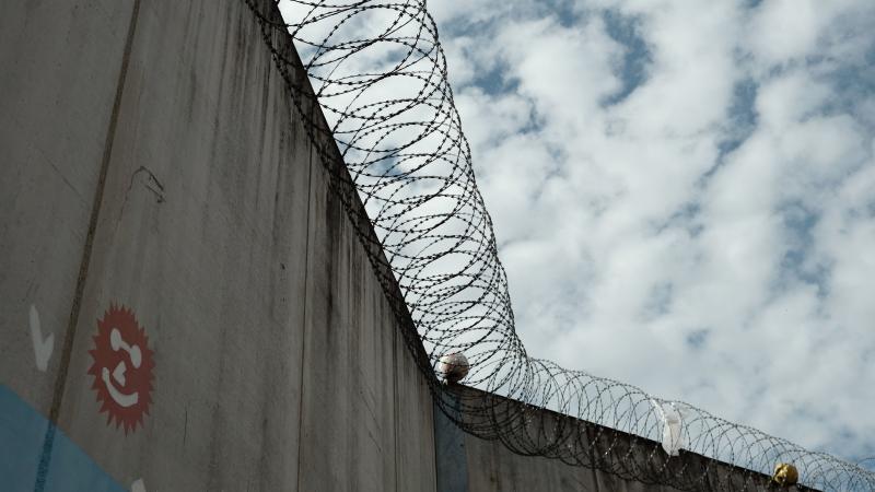 Fransada həbsxanalara hücum - Avtomobillər yandırıldı